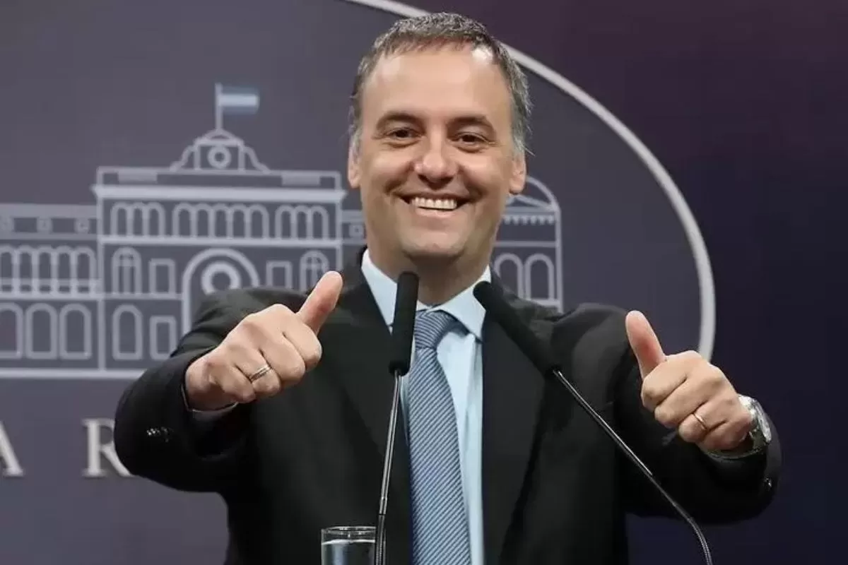 Esc&aacute;ndalo: Milei le sostiene la custodia oficial a Adorni pese a no ser funcionario