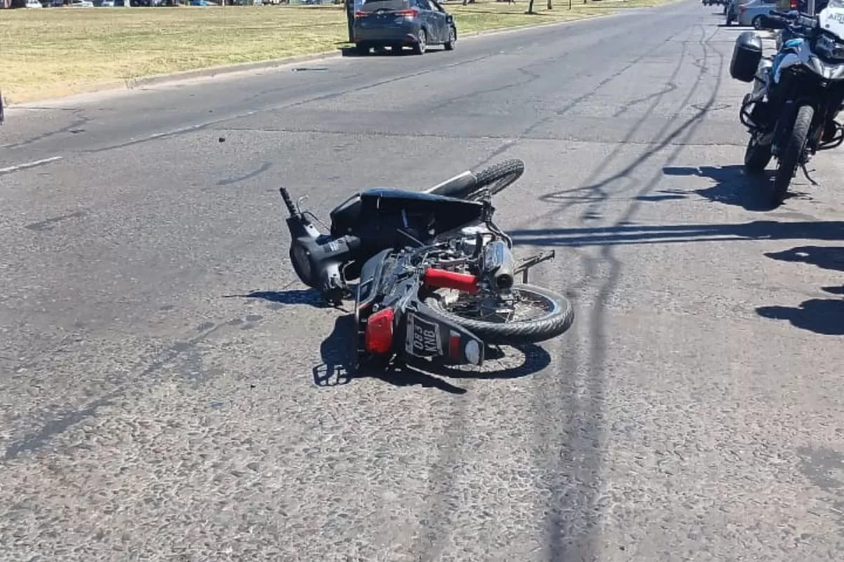 VIDEO | Persecuci&oacute;n y choque en La Plata: dos j&oacute;venes terminaron hospitalizados tras huir sin casco