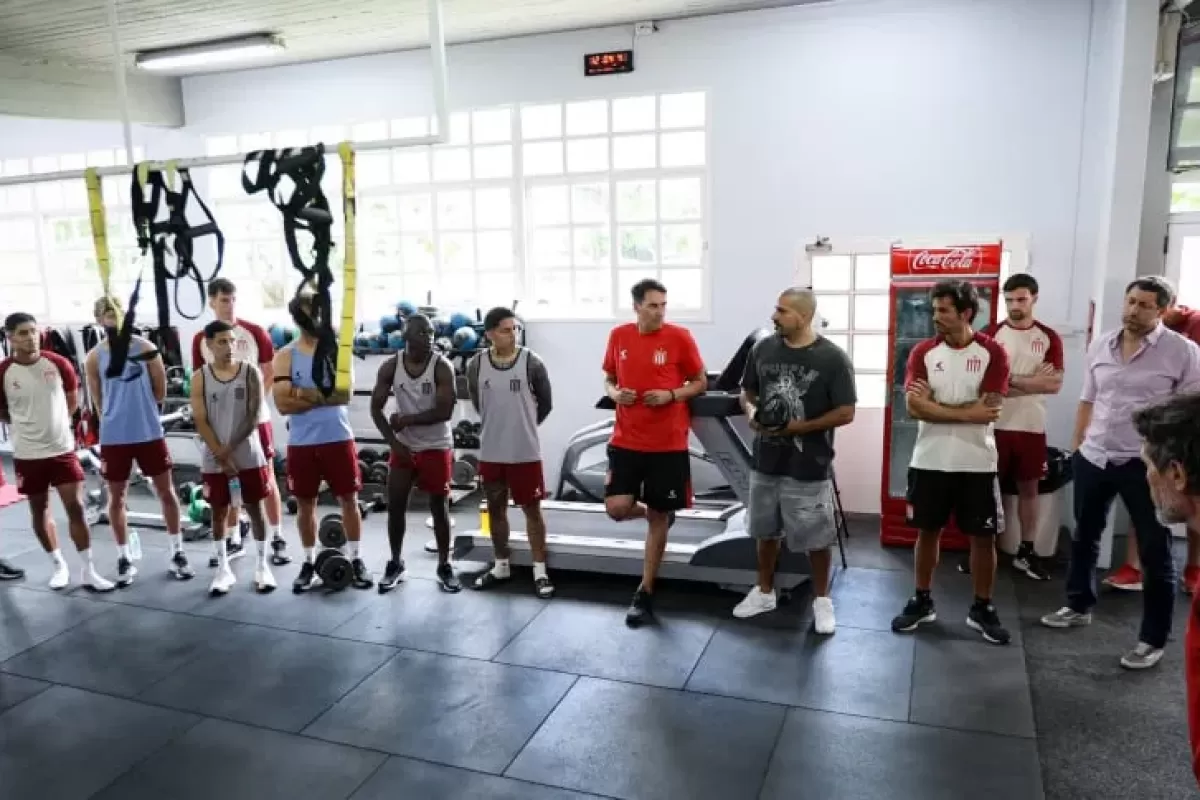 Verón irrumpió en City Bell antes del viaje a Santiago del Estero y respaldó al plantel