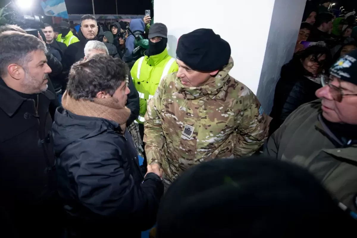 Kicillof encabez&oacute; la vigilia de Malvinas en Tierra del Fuego junto a gobernadores