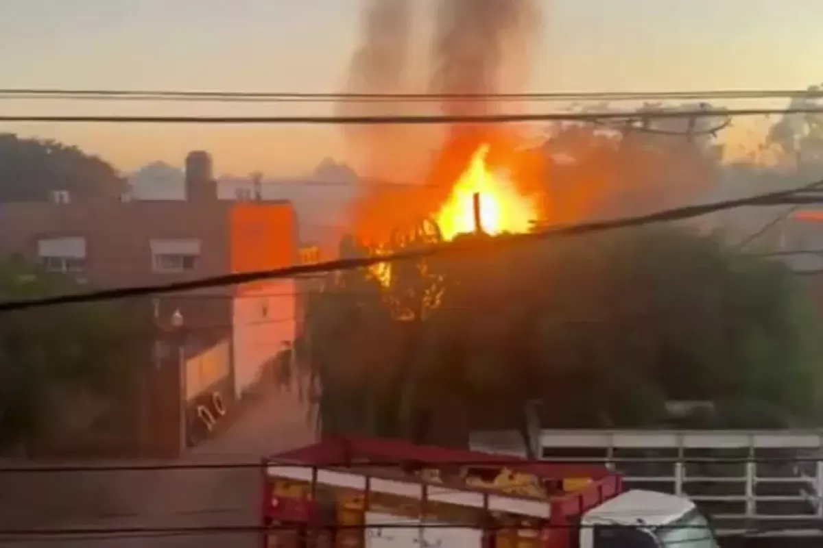 VIDEO | Voraz incendio en Merlo: explotaron garrafas durante m&aacute;s de una hora y hubo heridos