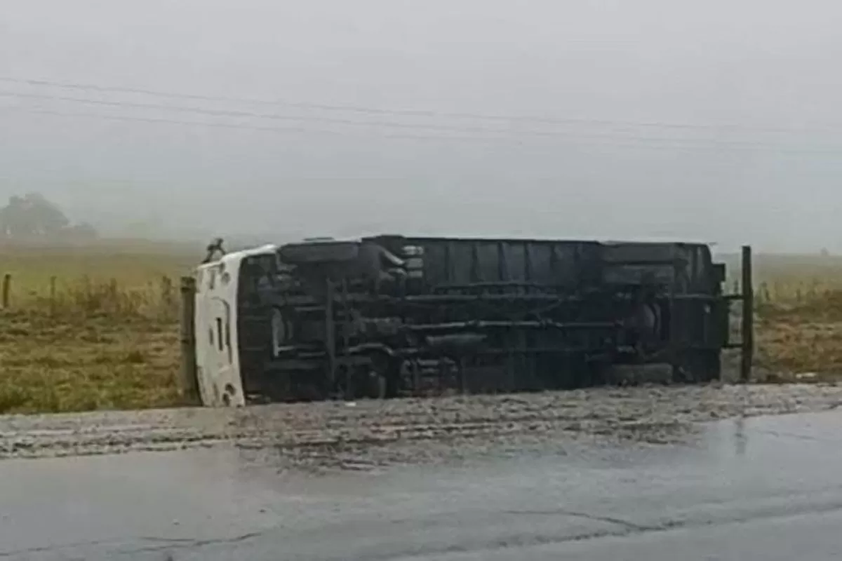 Col&oacute;n: volc&oacute; un cami&oacute;n en la Ruta Nacional 8, cerca de Arbolito