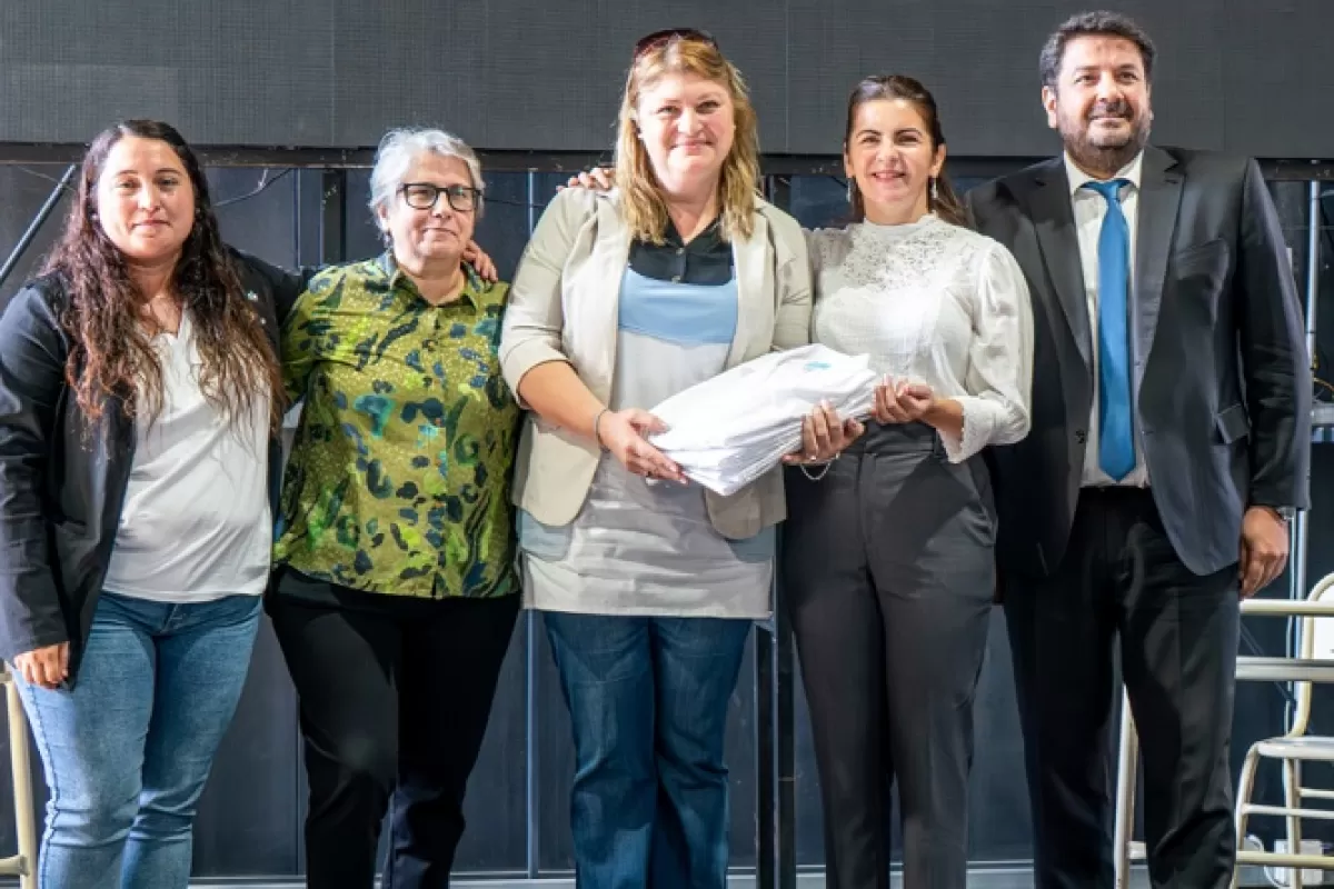 Moreno recibi&oacute; mobiliario y 1446 guardapolvos fabricados en polos penitenciarios