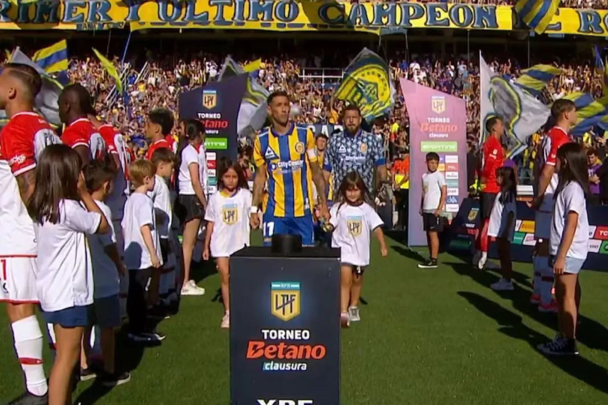 VIDEO | Estudiantes hizo el pasillo de espaldas a Rosario Central en repudio a la AFA