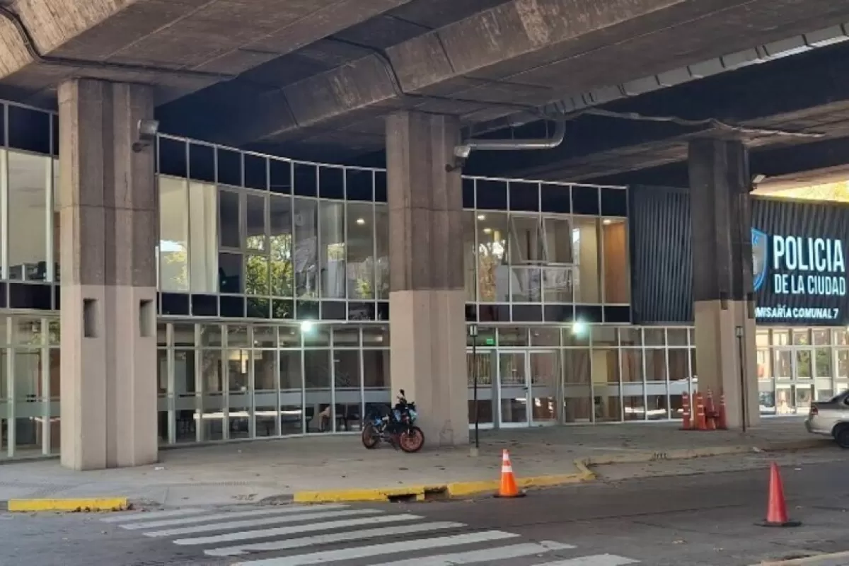 CABA: un polic&iacute;a muri&oacute; aplastado por un cartel que cay&oacute; de la autopista