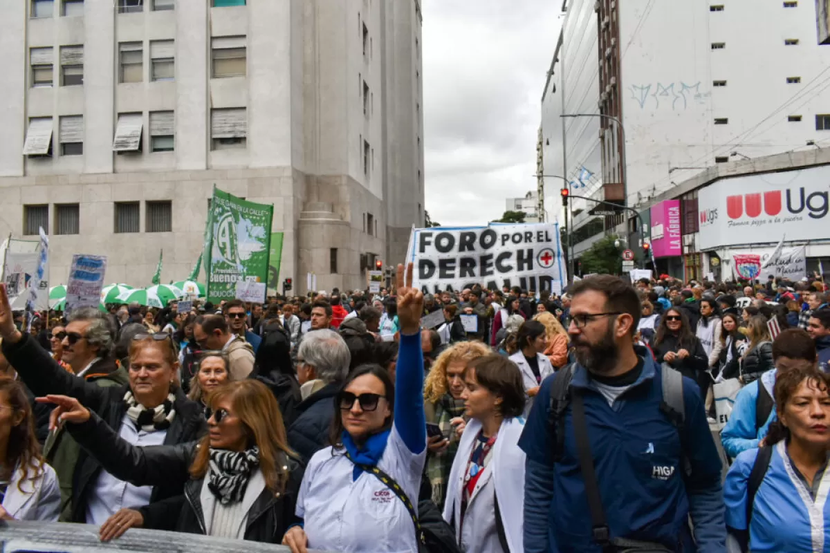 Miles marcharon a Plaza de Mayo contra el recorte de Milei en salud p&uacute;blica