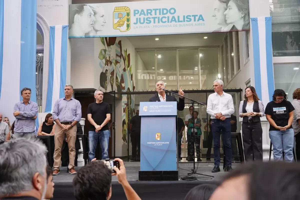 Julio Alak asumi&oacute; en el PJ La Plata y pidi&oacute; un frente amplio para impulsar a Axel Kicillof en 2027