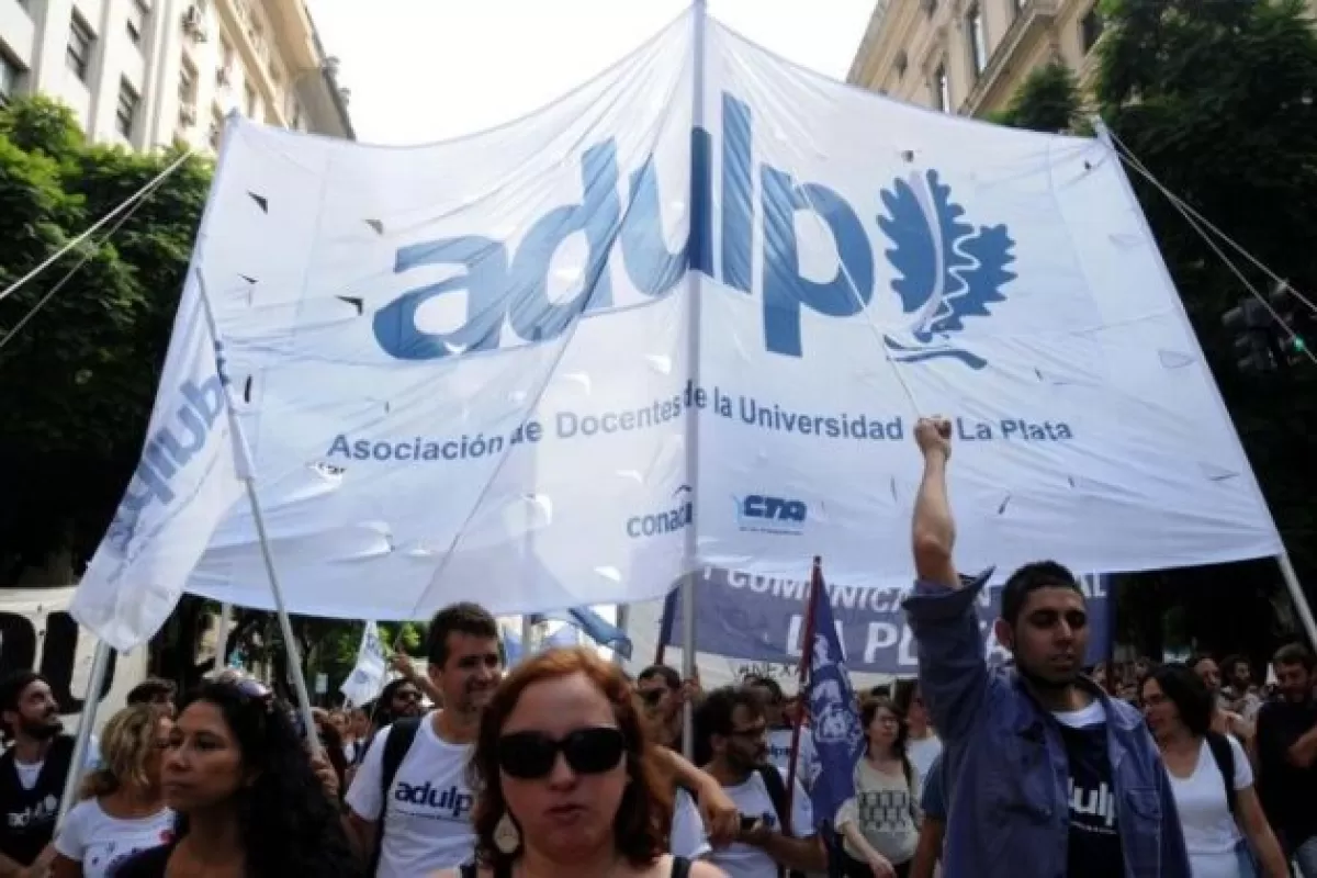 Docentes de la UNLP aceptaron una suba salarial del 21,33 por ciento y respaldaron el acuerdo con el Gobierno