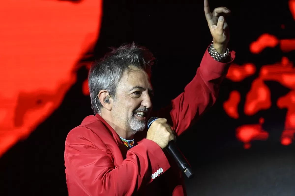 VIDEO | Babas&oacute;nicos agit&oacute; el Cosqu&iacute;n Rock y la performance de Adri&aacute;n D&aacute;rgelos revolucion&oacute; las redes