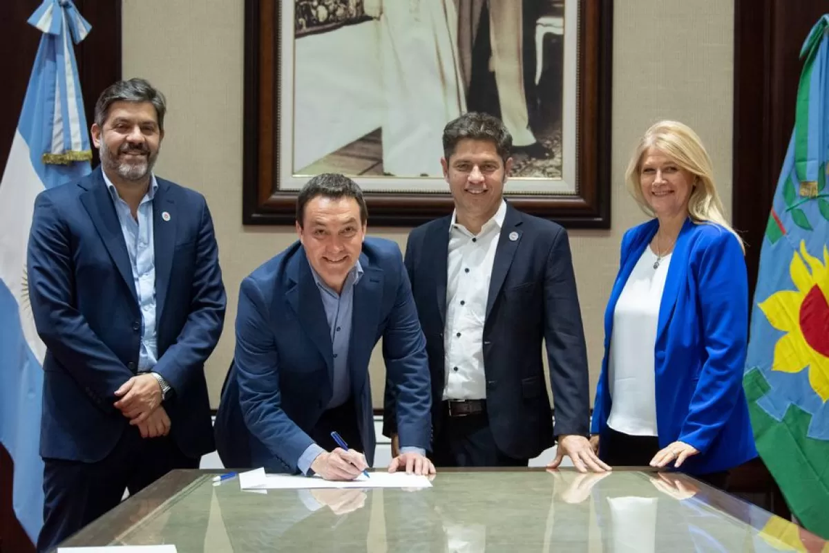 Kicillof oficializó un consorcio para rescatar la Autopista Presidente Perón