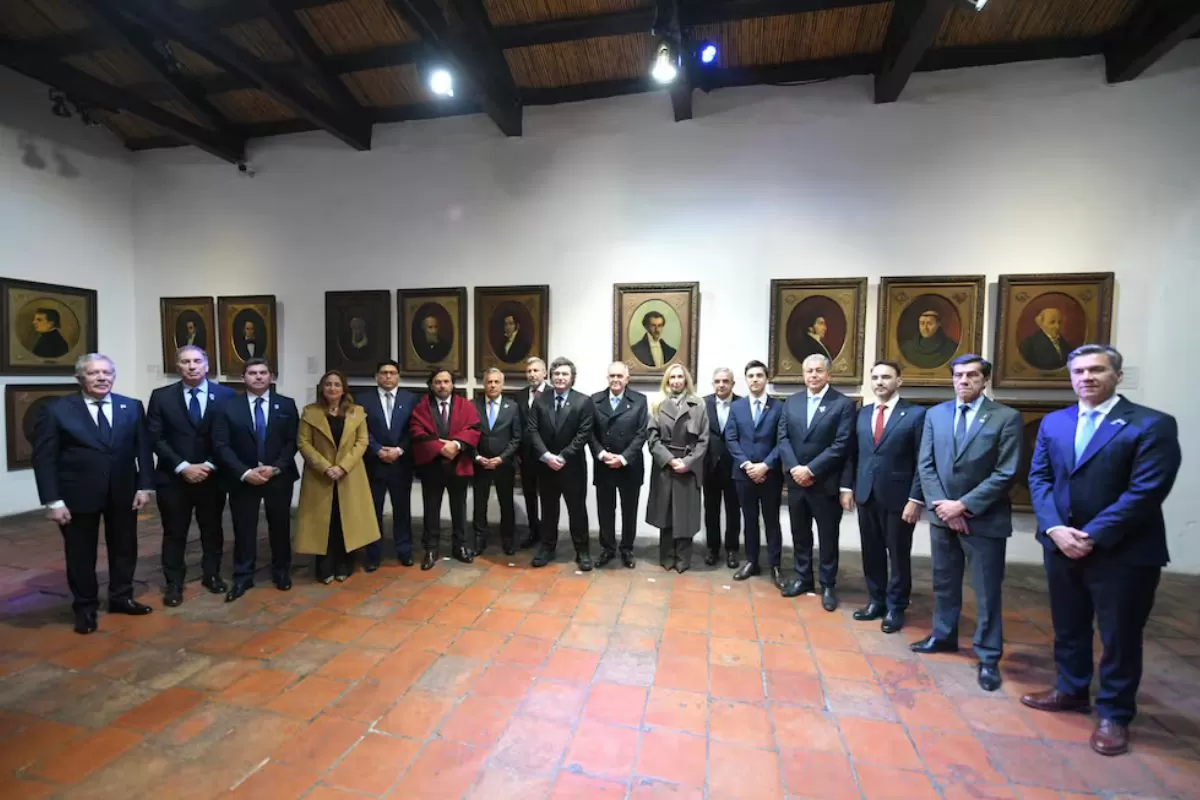 Milei se compar&oacute; con los patriotas de la Independencia y busc&oacute; ox&iacute;geno con los gobernadores en Tucum&aacute;n