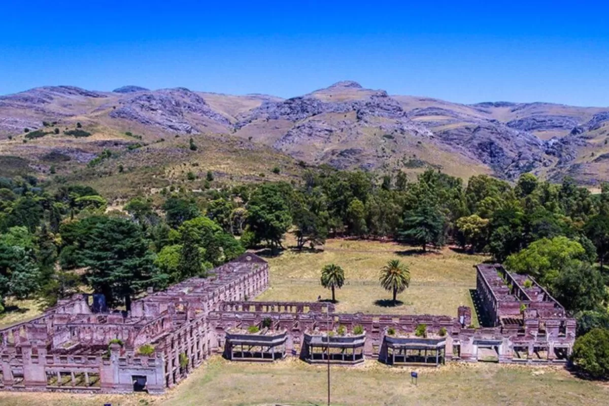 Esc&aacute;ndalo: despidieron a funcionarios en Tornquist por destruir parte del Ex Club Hotel de la Ventana