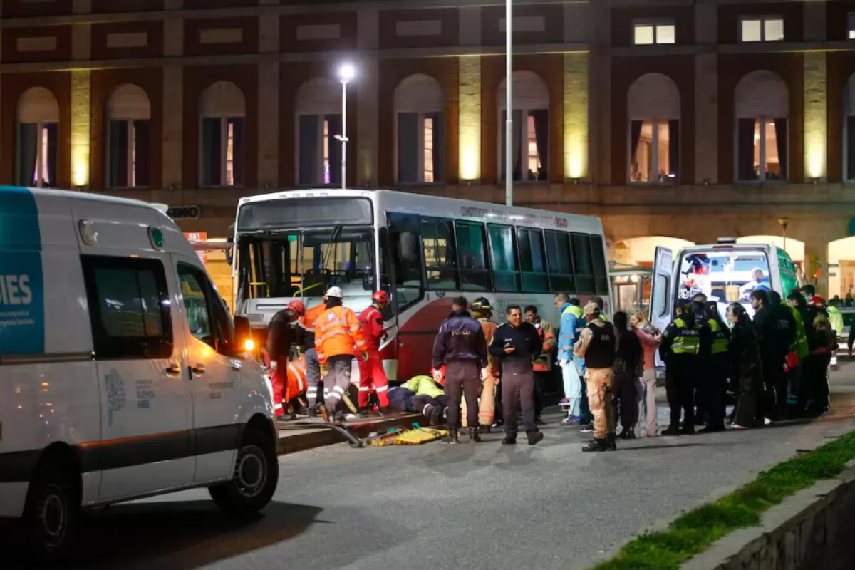 Un colectivo perdi&oacute; el control en Mar del Plata, atropell&oacute; a peatones y una joven muri&oacute;