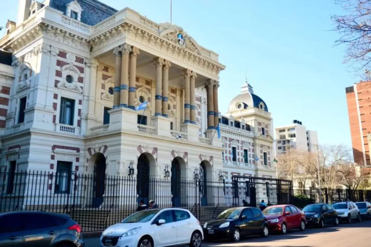 El Gobierno provincial acord&oacute; con estatales un aumento salarial del 9 por ciento