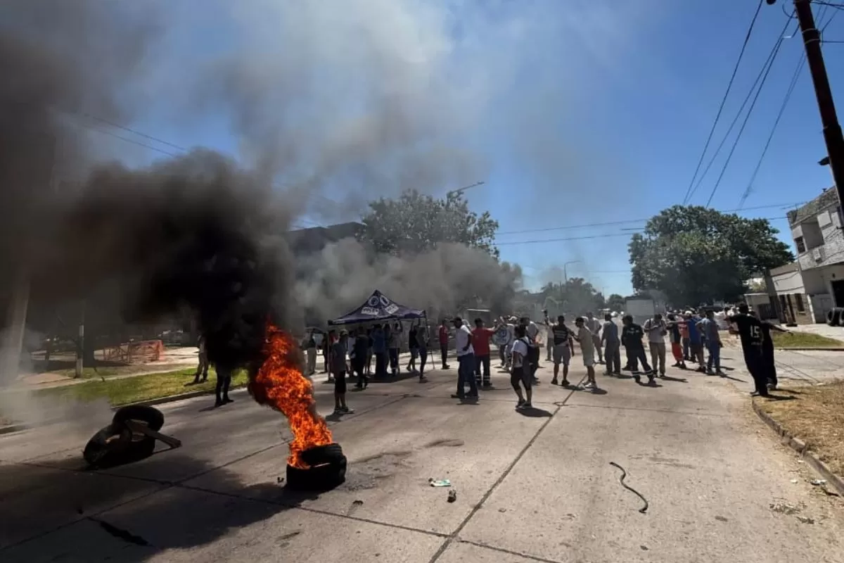 La Plata: trabajadores de la UOCRA realizaron un corte y protesta por salarios adeudados en una empresa de Tolosa