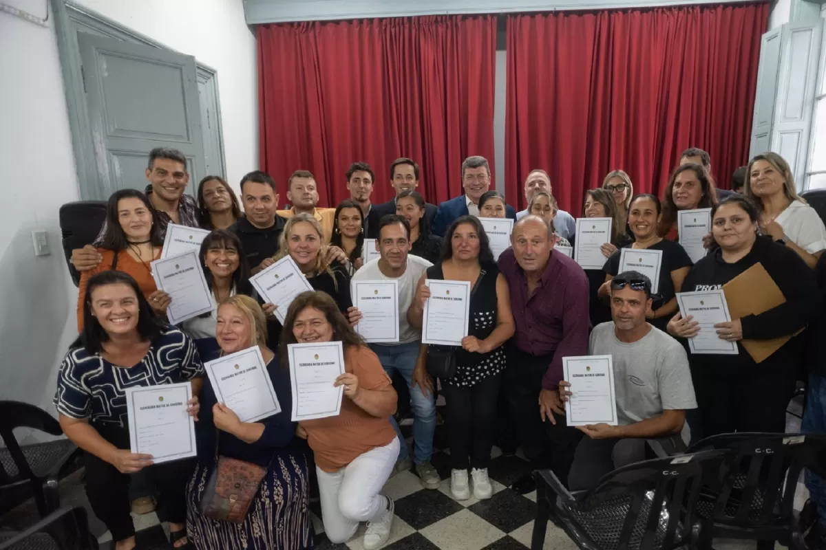 Familias de Nogoyá recibieron las escrituras de sus viviendas