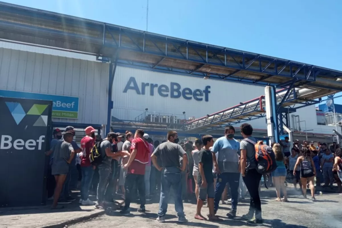 Alrededor de 400 trabajadores tercerizados quedaron sin actividad en un frigor&iacute;fico de Ramallo