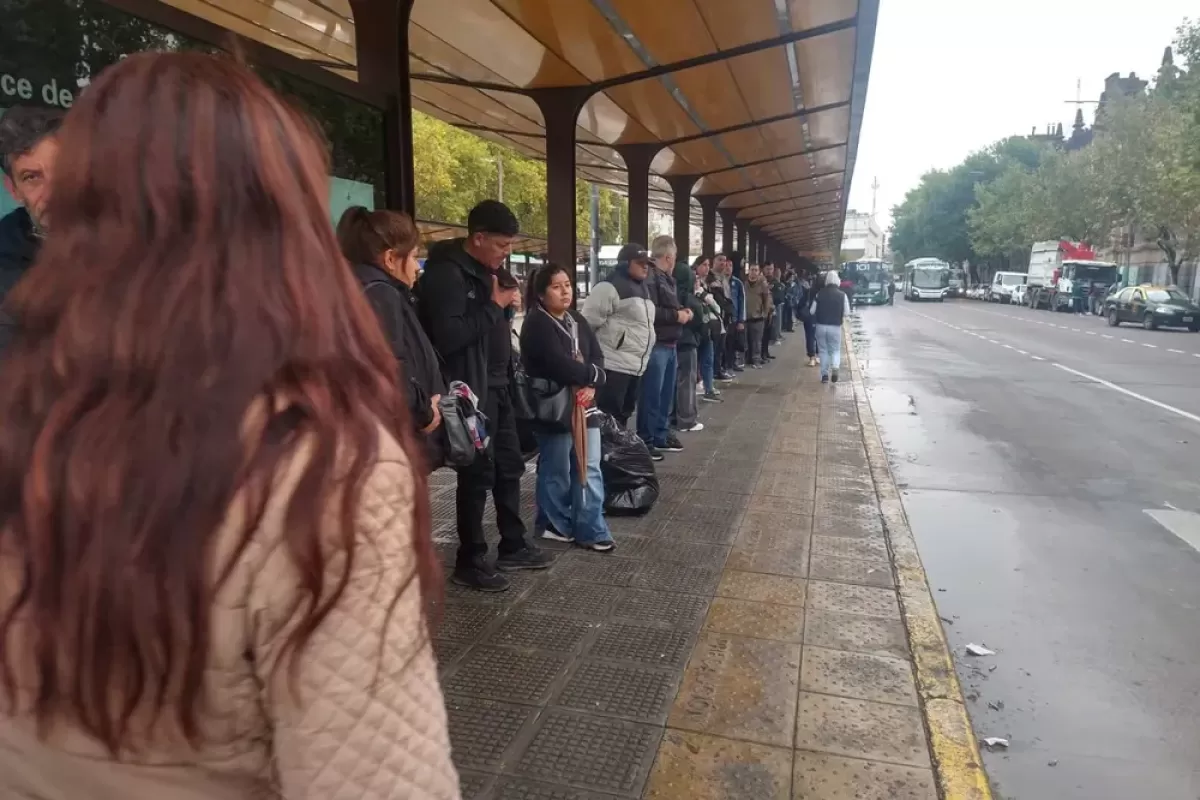 Un paro de colectivos agrava el caos en el AMBA en medio de recortes y sueldos impagos