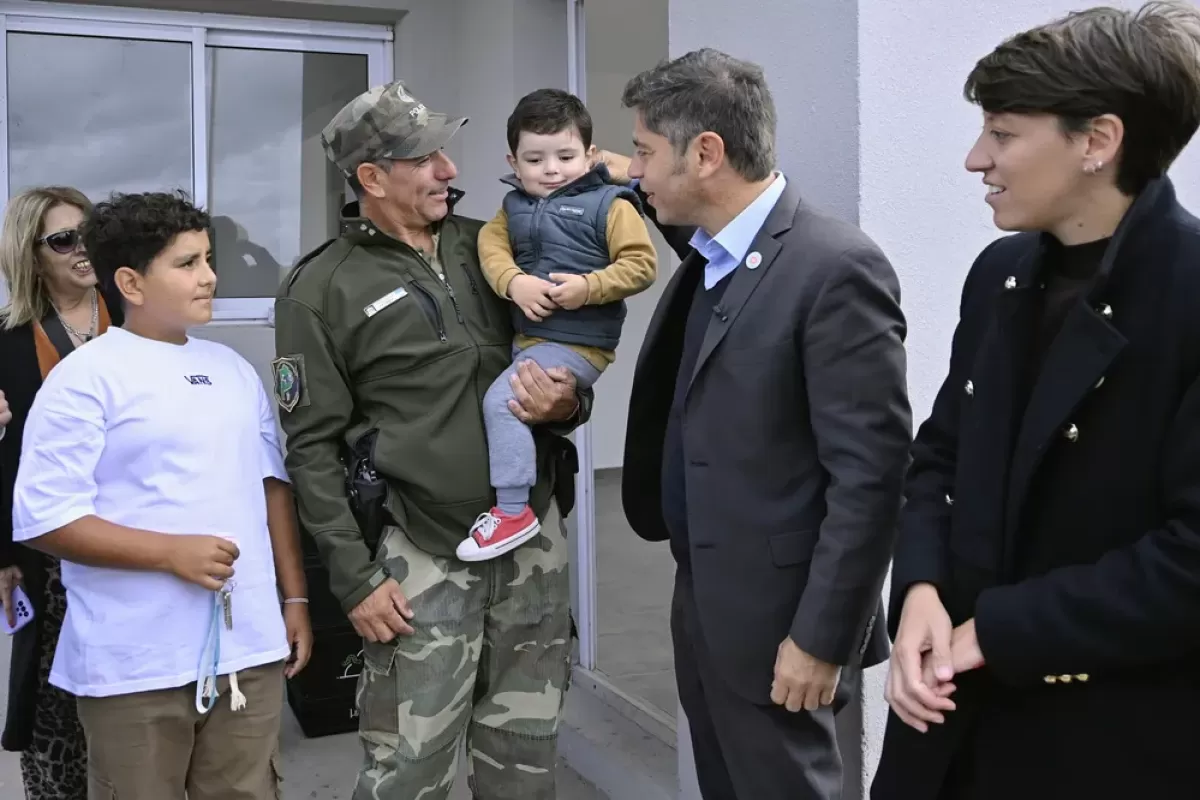 VIDEO | Kicillof cruz&oacute; a Adorni por sus propiedades mientras reforz&oacute; la entrega de viviendas en la Provincia