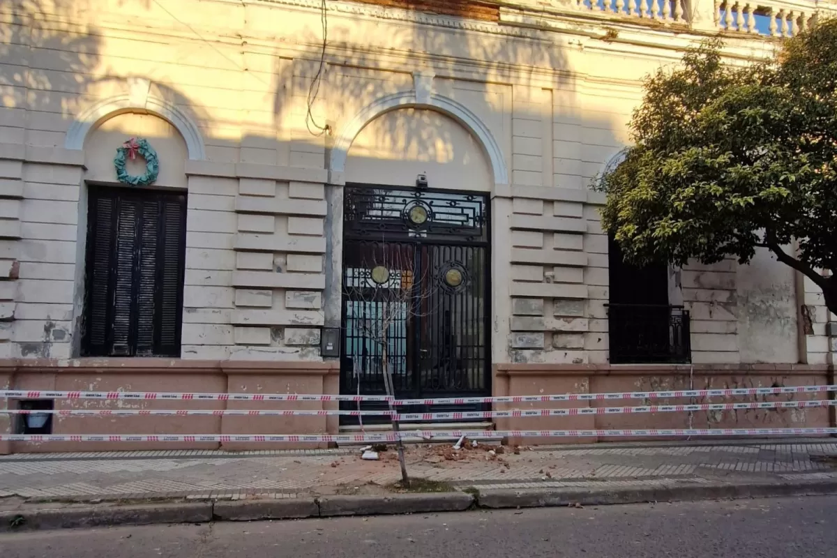 Rojas: se cay&oacute; parte de la fachada del Palacio Municipal y crecen los cuestionamientos por la falta de mantenimiento