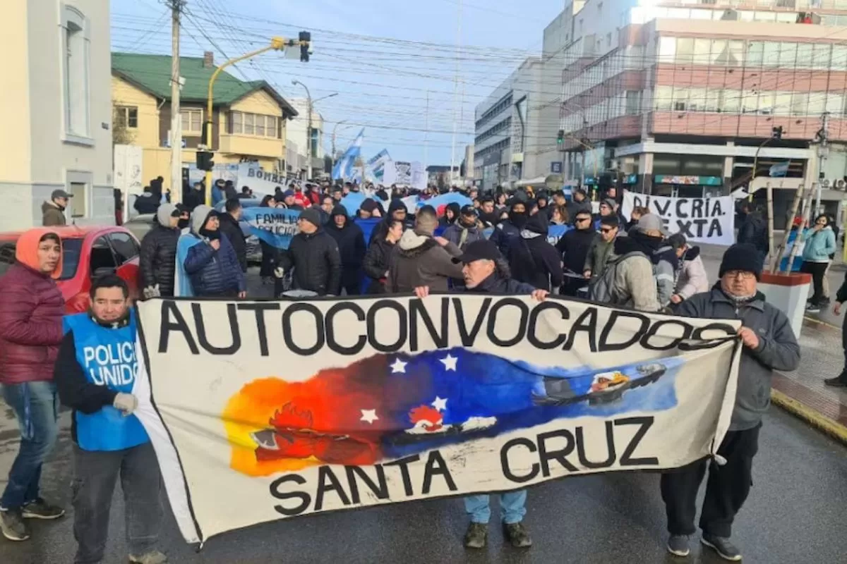 Polic&iacute;as y penitenciarios de Santa Cruz mantienen una medida de fuerza por reclamos salariales