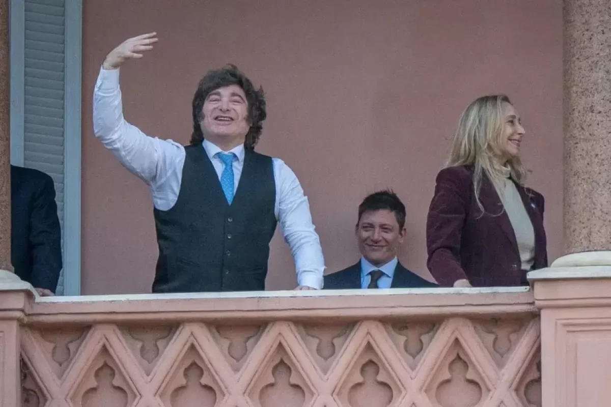 VIDEO | Milei se mostr&oacute; con Bullrich en el balc&oacute;n de la Rosada y busc&oacute; enviar una se&ntilde;al de unidad