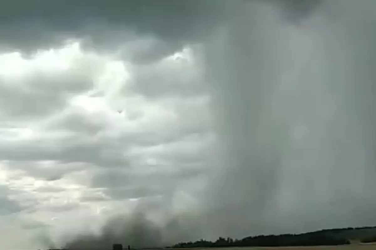 VIDEO | General Pueyrred&oacute;n: vecinos registraron una impactante &ldquo;cola de tornado&rdquo; cerca de la laguna de Sierra de los Padres