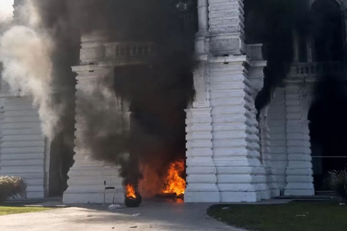 VIDEO | El Gobierno de La Plata difundi&oacute; im&aacute;genes de los incidentes en la Municipalidad y los sumar&aacute; a la causa judicial