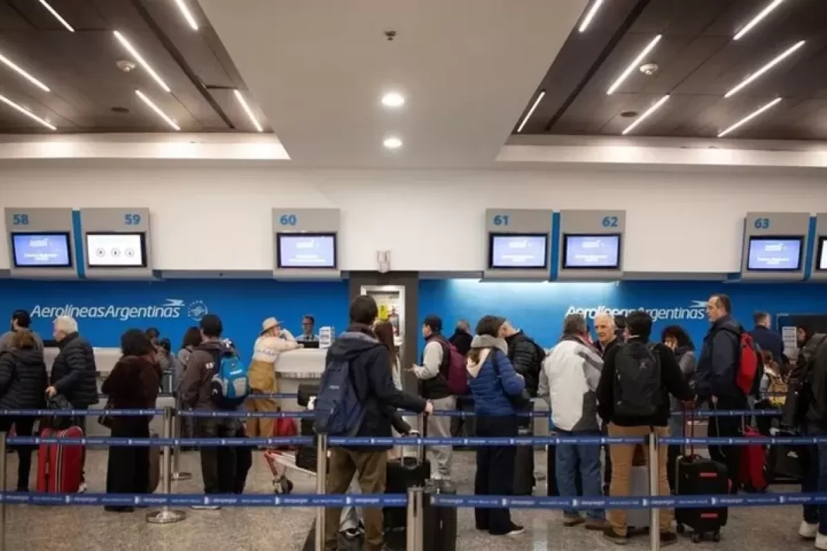 Paro en el Servicio Meteorol&oacute;gico Nacional por despidos: advierten impacto en vuelos en la previa del feriado