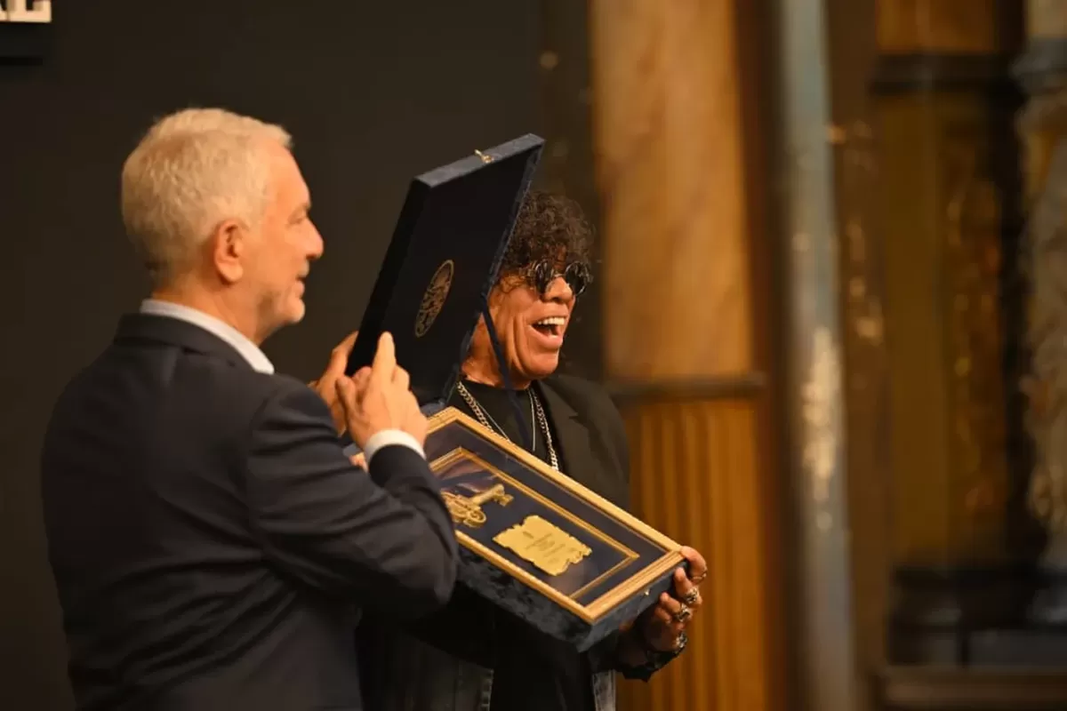 La Plata distinguió a La Mona Jiménez como Visitante Ilustre