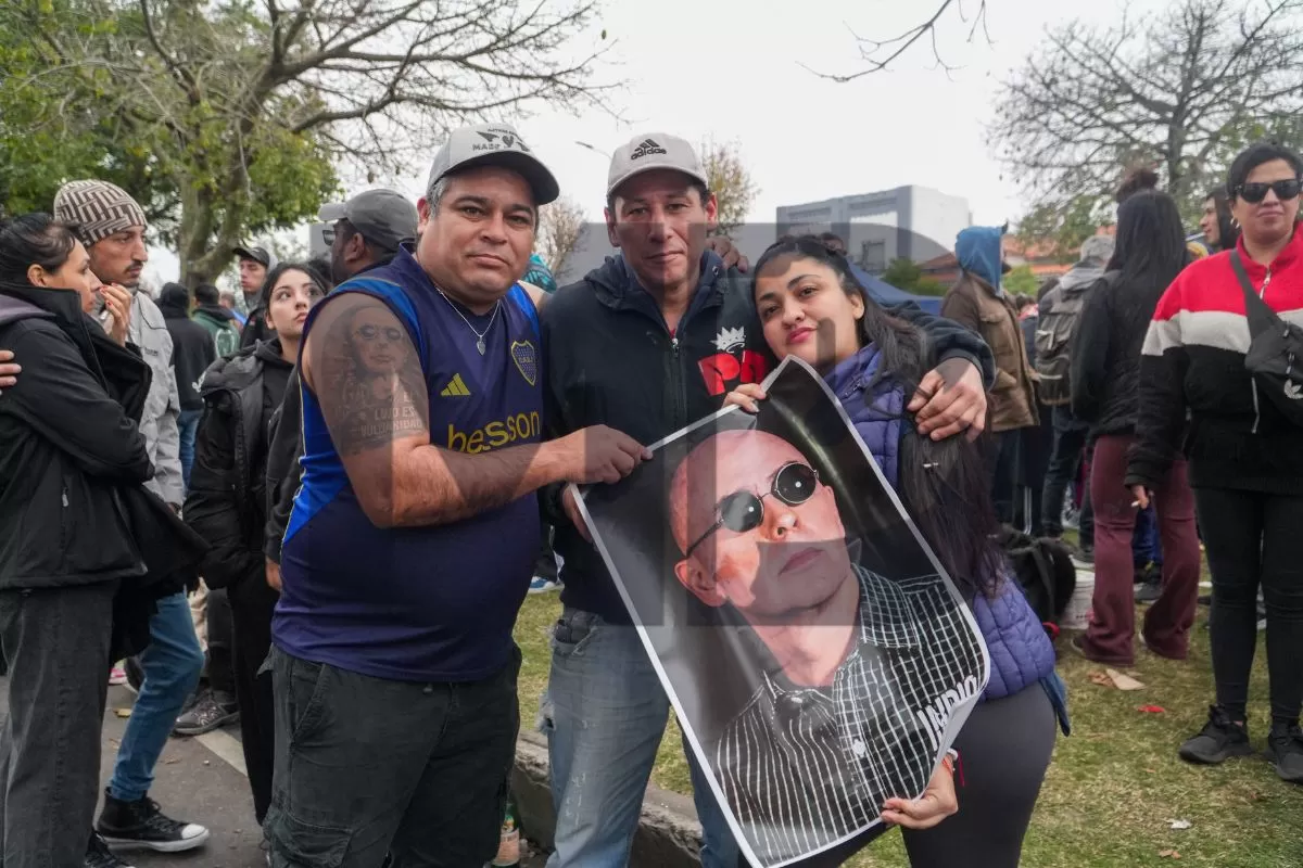 Cerraron el velatorio del Indio Solari tras una despedida masiva en Avellaneda