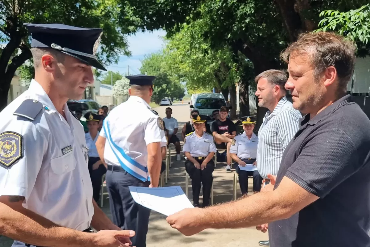Reconocieron a efectivos policiales en la Escuela Juan Vucetich de Rojas