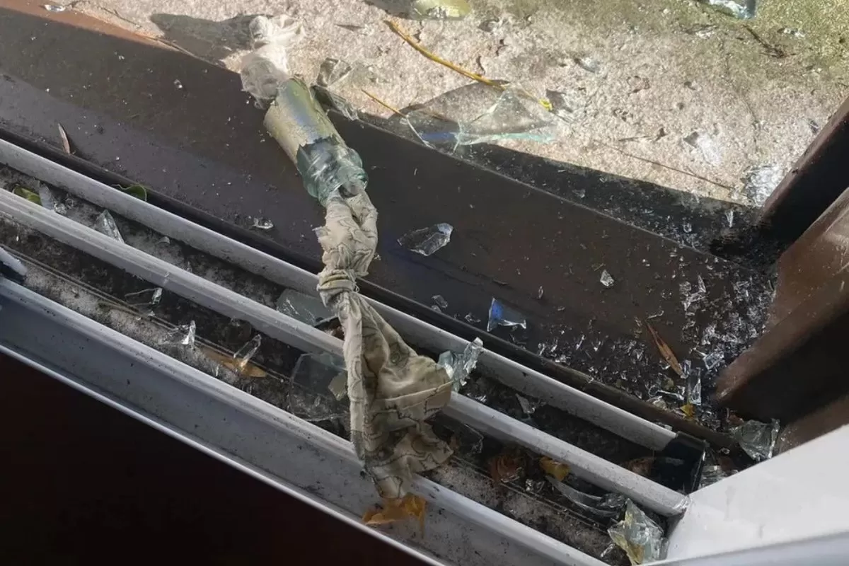 Lanzaron una molotov contra una biblioteca de La Plata y causaron destrozos