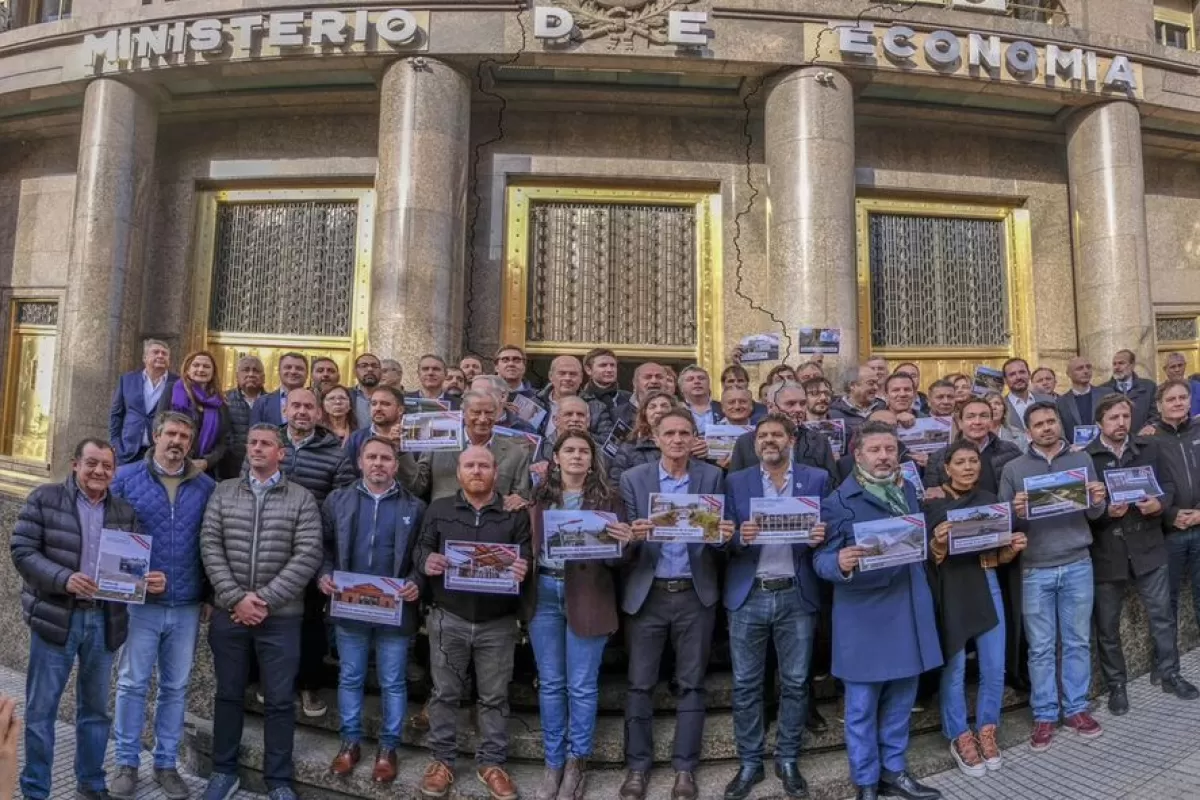 Intendentes la reclamaron a Caputo por fondos y obra p&uacute;blica