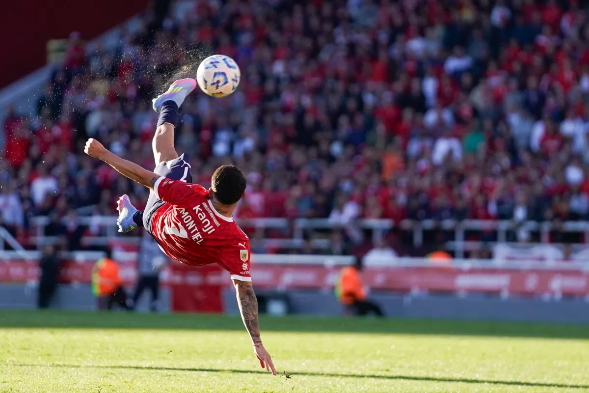 VIDEO | Santiago Montiel gan&oacute; el Premio Pusk&aacute;s 2025 por su gol de chilena con Independiente