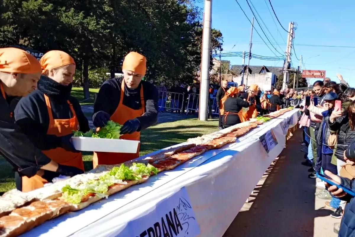 Tornquist: Sierra de la Ventana celebr&oacute; la Fiesta de la Milanesa Serrana con un s&aacute;ndwich r&eacute;cord de m&aacute;s de 30 metros