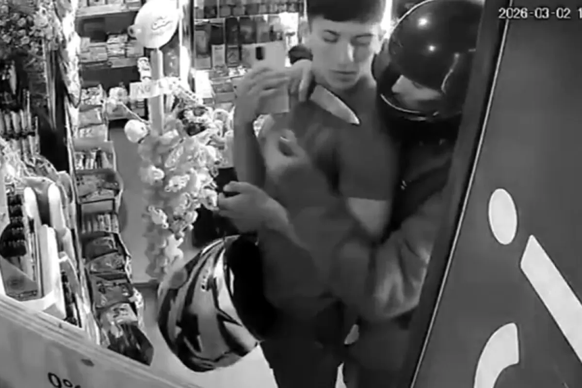 VIDEO | Asaltaron un kiosco en La Plata y amenazaron a un cliente con un cuchillo