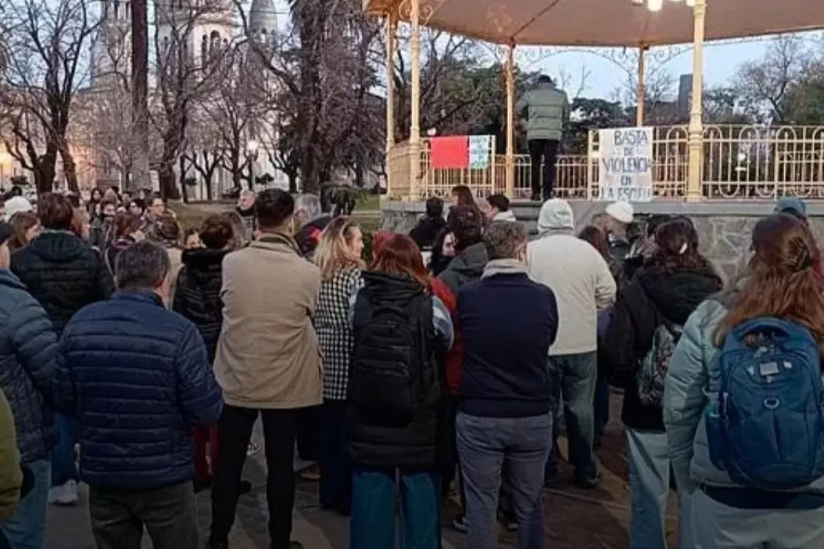 Docentes y vecinos se movilizaron en Tandil para repudiar la agresi&oacute;n a un profesor