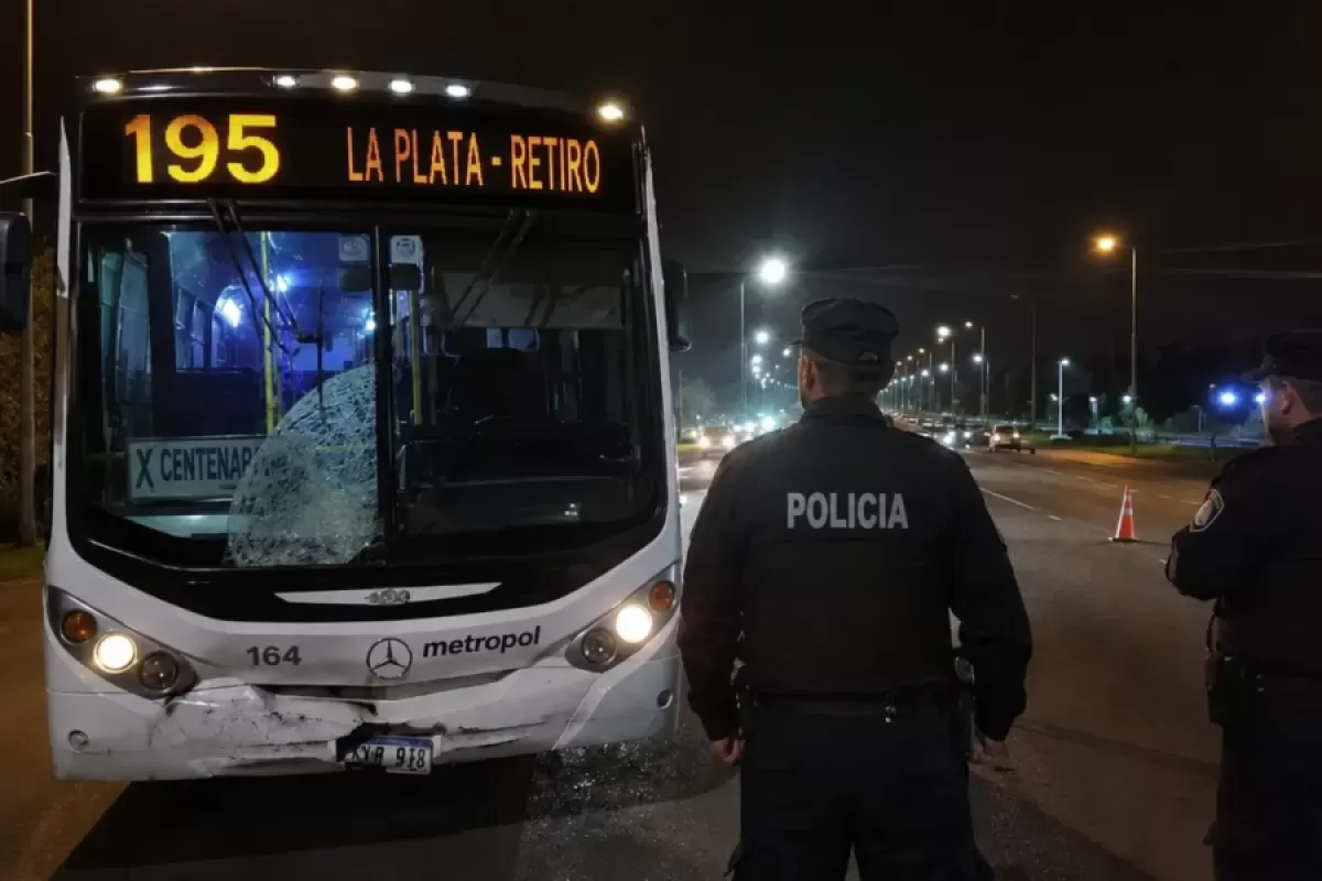 Berazategui: muri&oacute; un joven de 21 a&ntilde;os tras ser atropellado por un micro en Camino Centenario