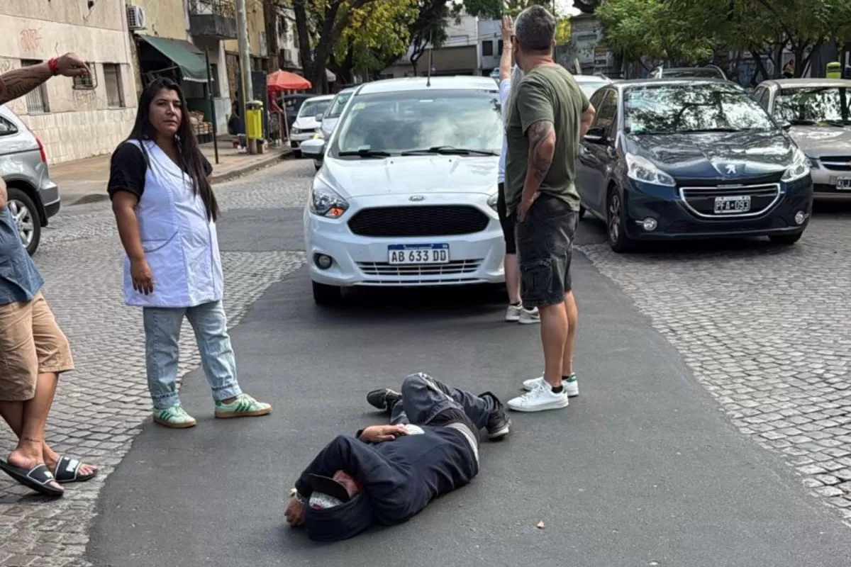 VIDEO | La Plata: un hombre se acost&oacute; en el medio de la calle y los autos lo esquivaron durante varios minutos
