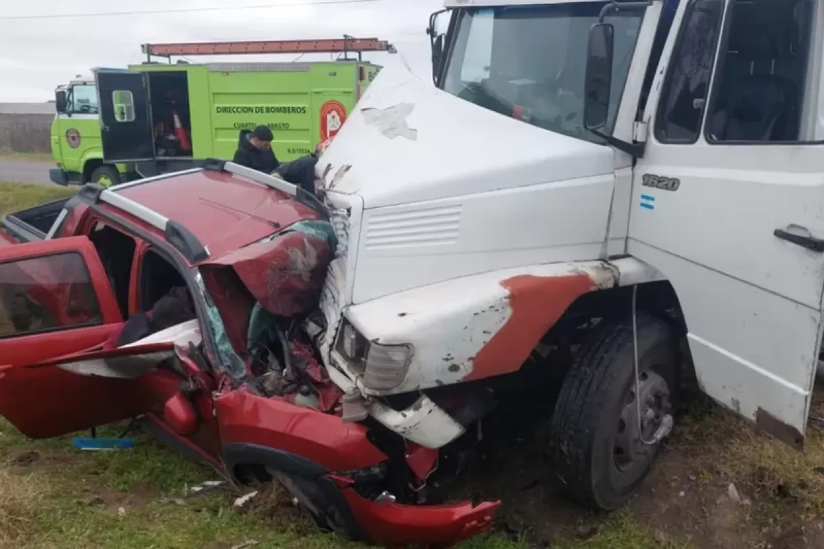 La Plata: una mujer muri&oacute; en un violento choque frontal entre una camioneta y un cami&oacute;n
