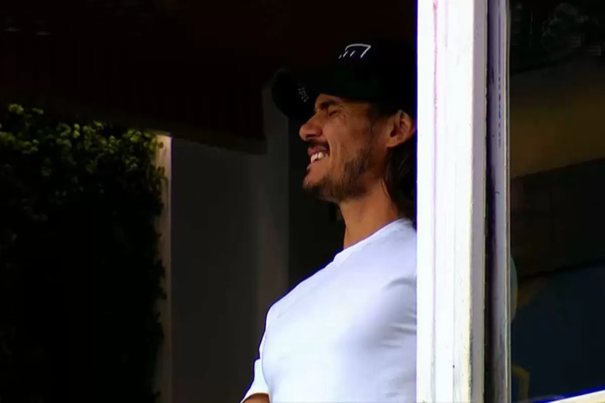 VIDEO | El gesto de dolor de Cavani en el palco de La Bombonera que encendi&oacute; la alarma en Boca