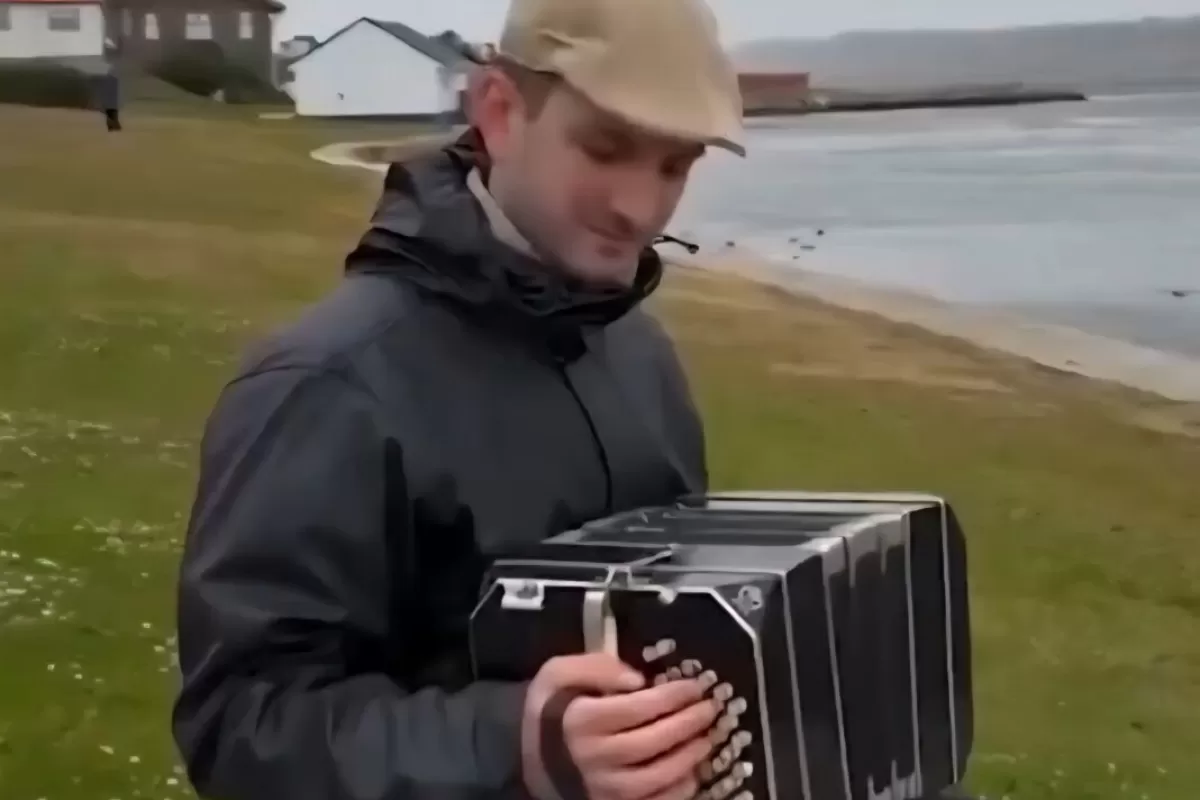 VIDEO | Un bahiense interpret&oacute; el Himno con un bandone&oacute;n en Malvinas