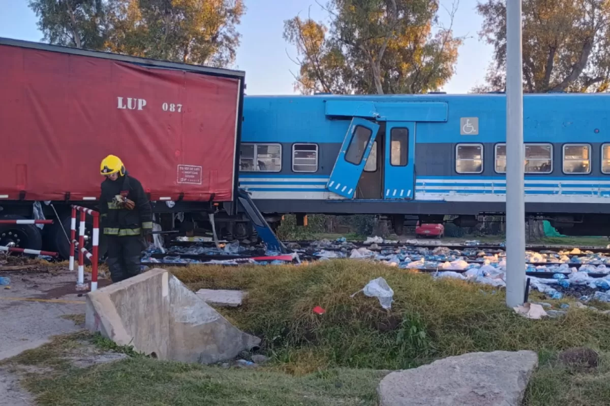 VIDEO | Un tren del San Mart&iacute;n choc&oacute; contra un cami&oacute;n en un paso a nivel de Pilar
