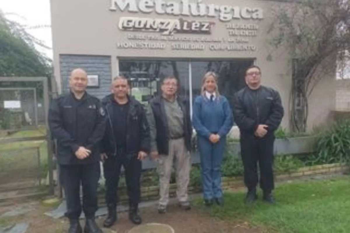 Un artesano de Bol&iacute;var don&oacute; un taller de fundici&oacute;n de hierro a la Unidad 17 de Urdampilleta