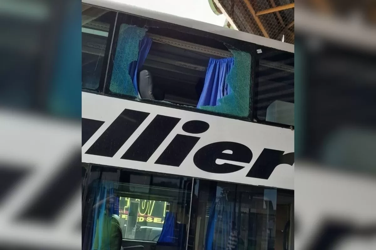 Pergamino: atacaron un colectivo a piedrazos en la autopista y un pasajero termin&oacute; herido