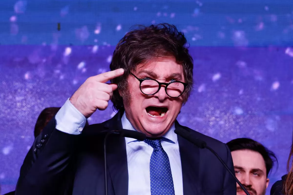 VIDEO | Milei se brot&oacute; en una entrevista en vivo para blindar a Adorni y carg&oacute; con furia contra periodistas