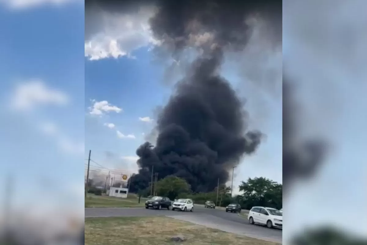 VIDEO | La Plata: se registr&oacute; un incendio en las canteras de 25 y 520 con humo intenso, cubiertas prendidas fuego y cortes de luz