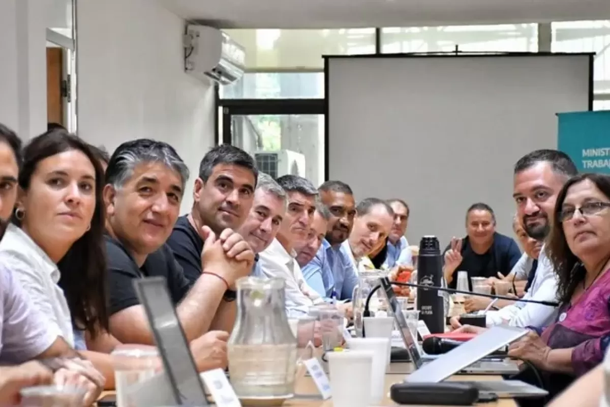 Estatales y docentes exigen a Kicillof la reapertura de paritarias tras las elecciones