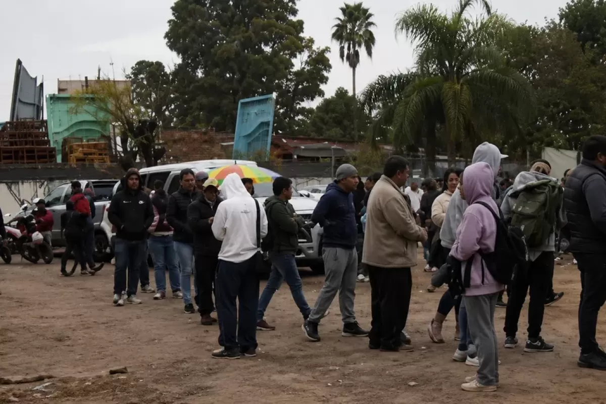VIDEO | Miles de personas hicieron fila bajo la lluvia por 60 empleos en un frigor&iacute;fico de Moreno